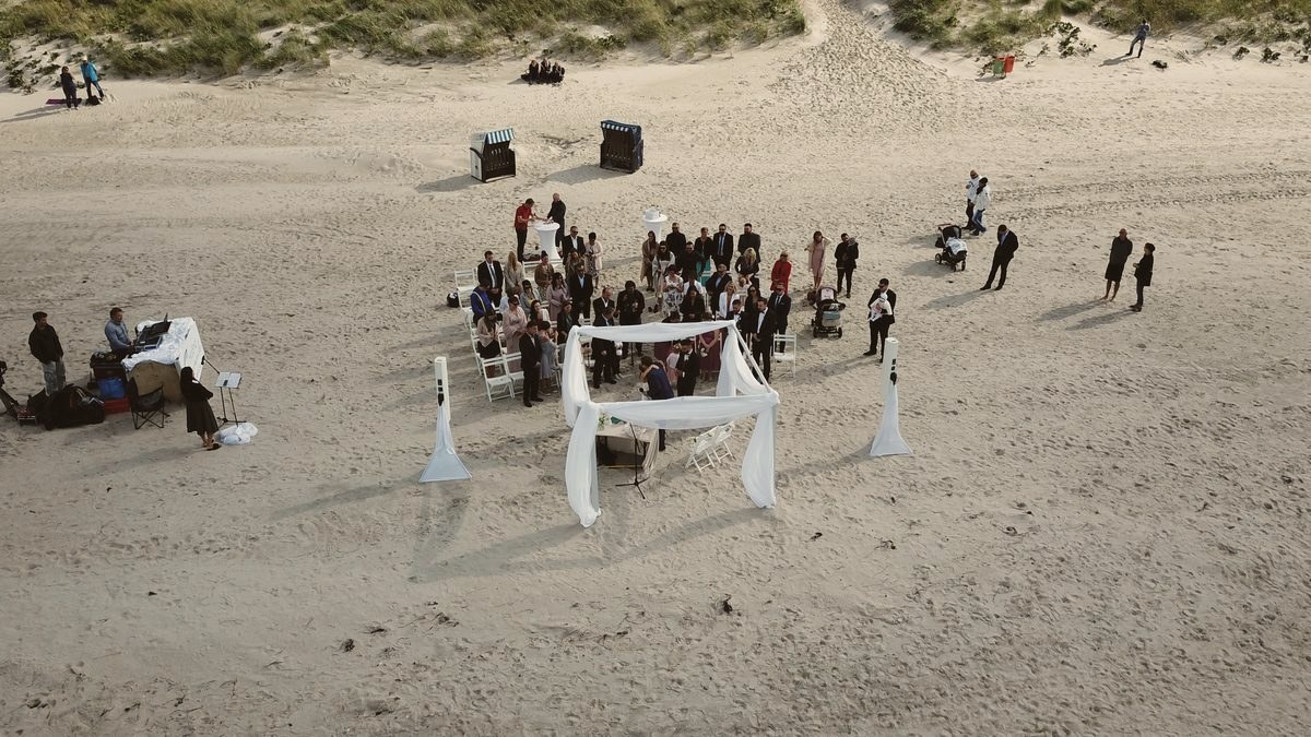 Strandhochzeit aus der Vogelperspektive